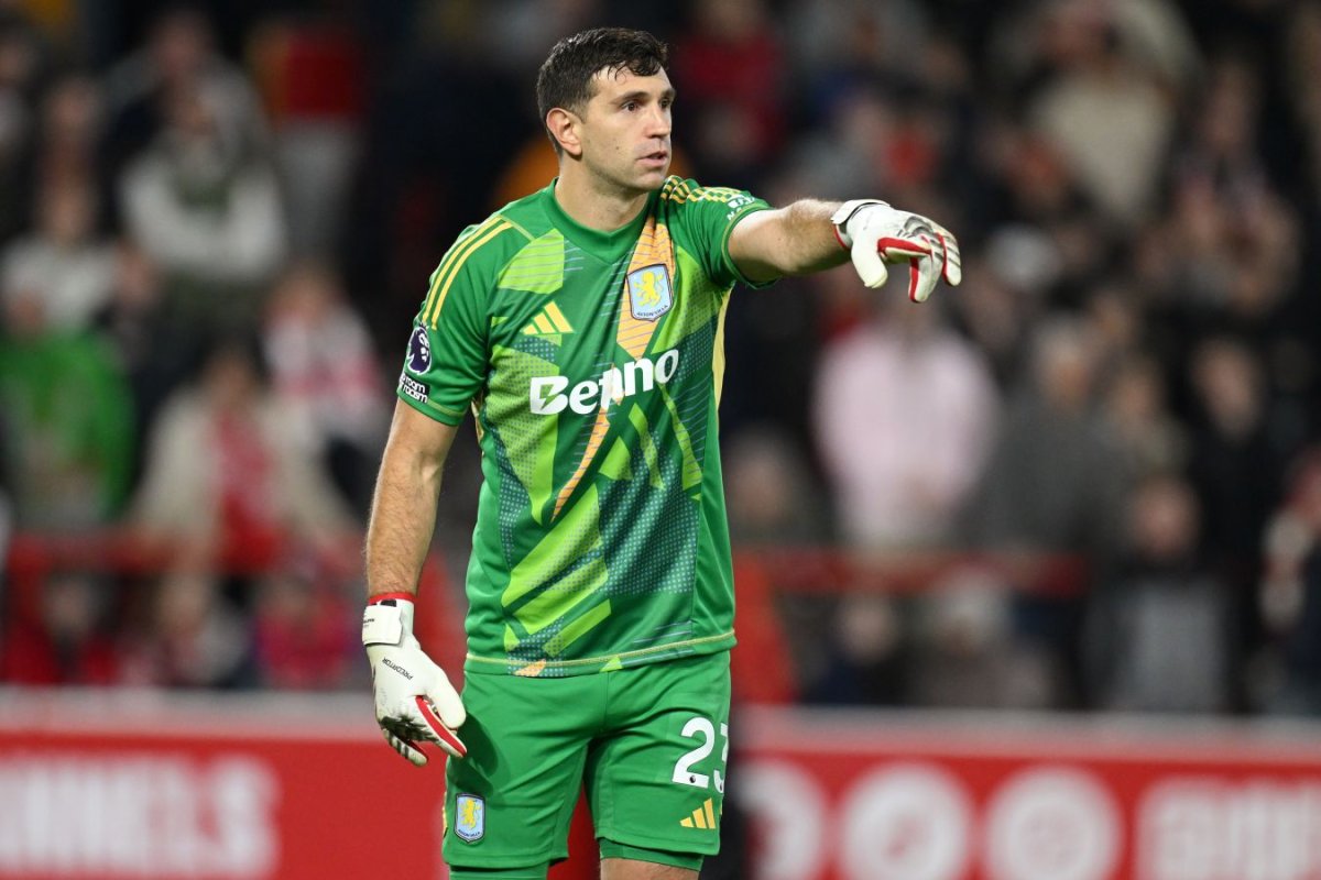 «Манчестер Юнайтед» Эмилиано Мартинеспен келіссөз жүргізіп жатыр — Аморим оның көшбасшылық қабілетін жоғары бағалайды