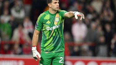 «Манчестер Юнайтед» Эмилиано Мартинеспен келіссөз жүргізіп жатыр — Аморим оның көшбасшылық қабілетін жоғары бағалайды